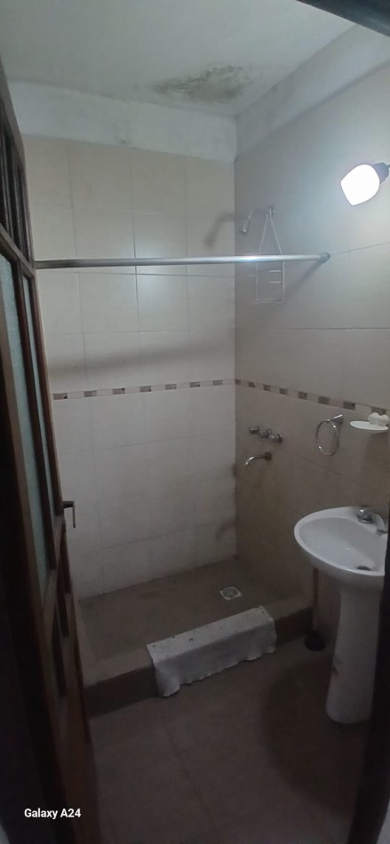 Venta local a la calle con monoambiente y deposito